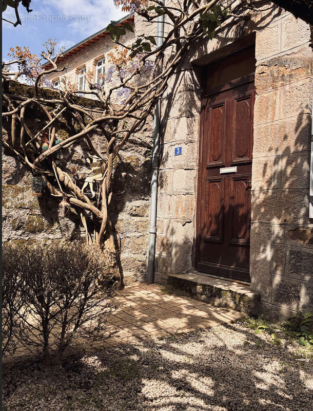 Maison de Caractère XVIIe siècle   Pierres - Plus de 160 m2 exploitables   2 Cours - Proche Monistrol s/Loire - photo 10