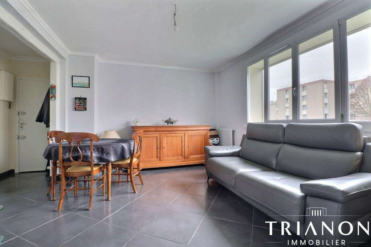 Appartement à LES CLAYES-SOUS-BOIS