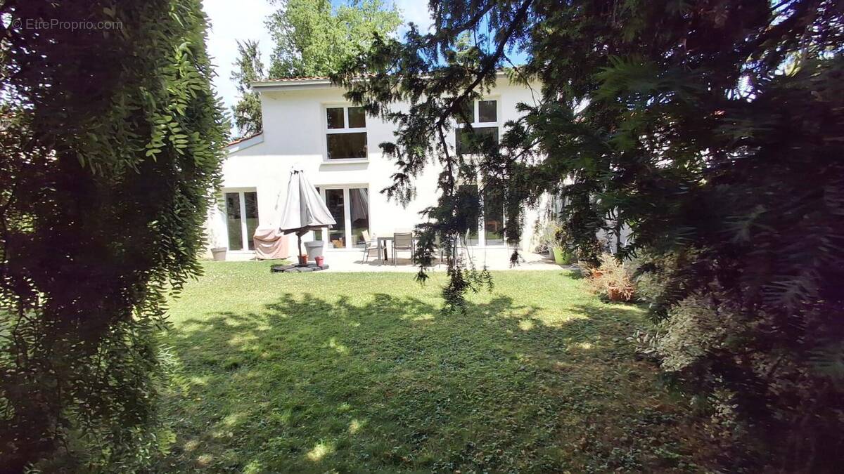 Maison à LIMAS