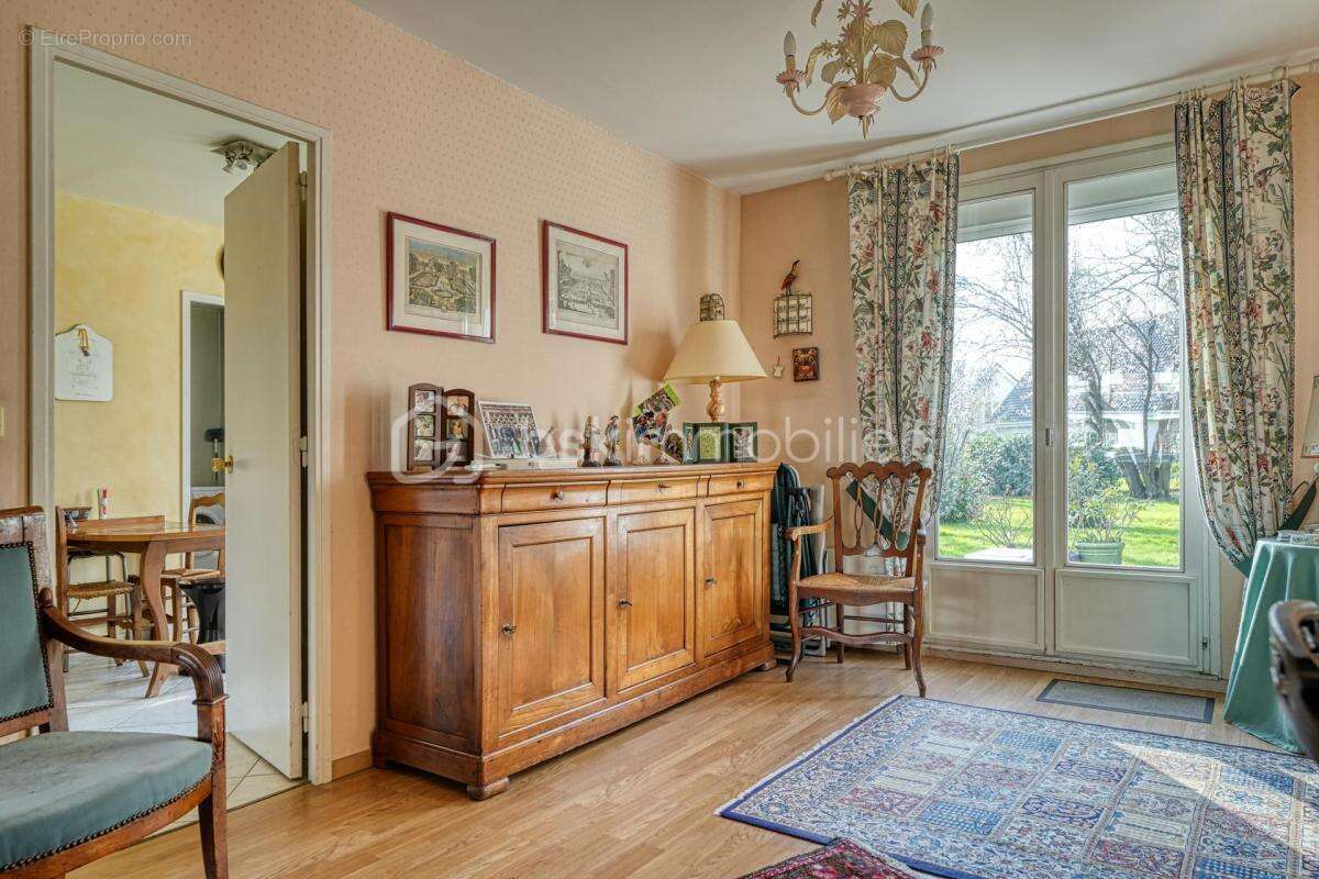 Maison à VOISINS-LE-BRETONNEUX