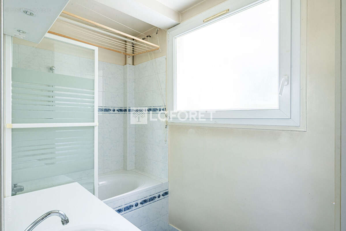 Appartement 3 pièces de 57 m² à rénover ? 1er étage avec Logia - photo 8