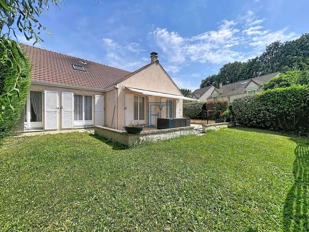 Maison à LE MESNIL-SAINT-DENIS