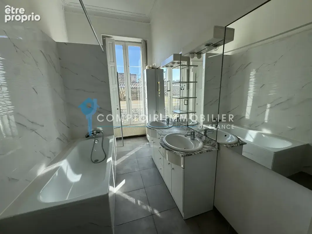 Exclusivité Appartement 144 m2, 3 chambres, grenier + cave - proche arènes - photo 8
