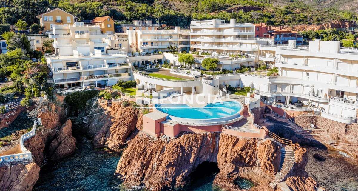  Saint-Raphaël Trayas Studio en première ligne sur mer avec toit terrasse et balcon - photo 13