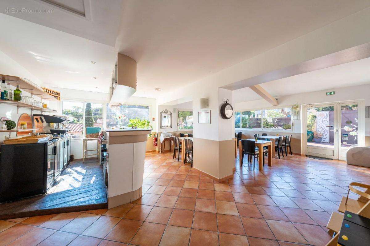 Commerce à ROQUEBRUNE-SUR-ARGENS