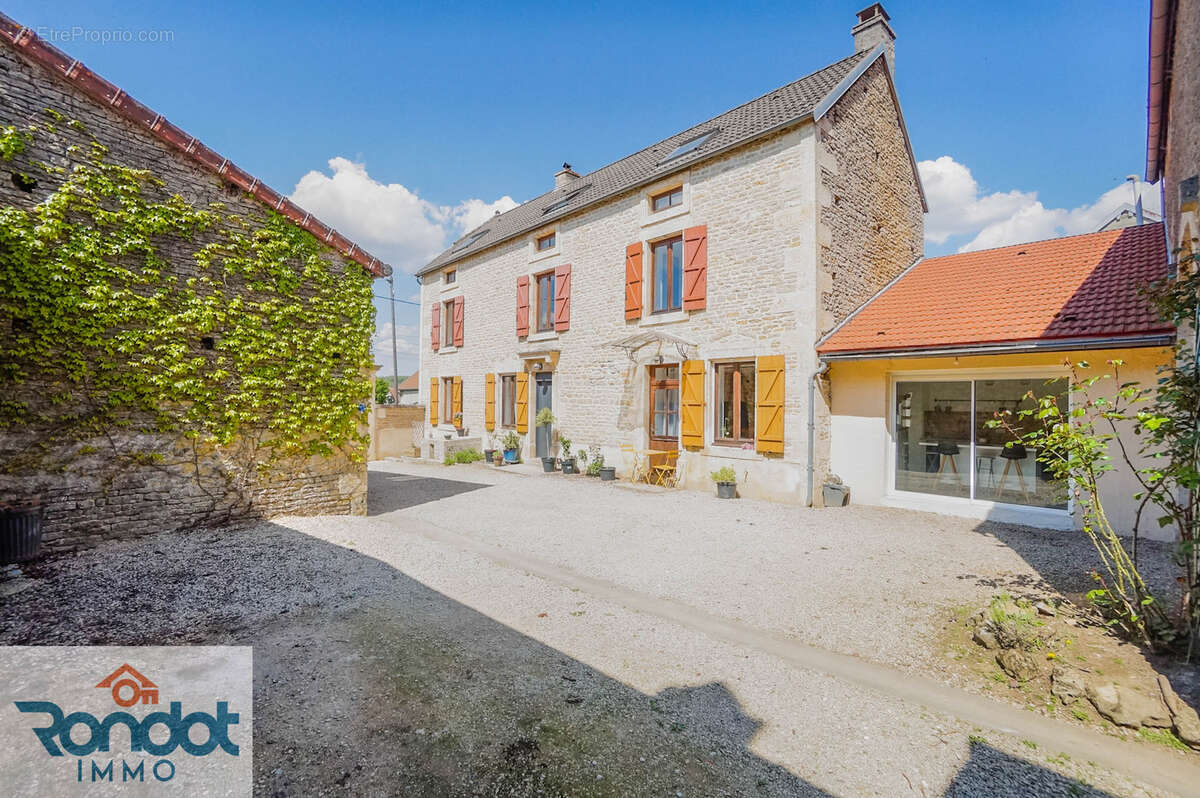 Maison à SAINT-BROING-LES-MOINES