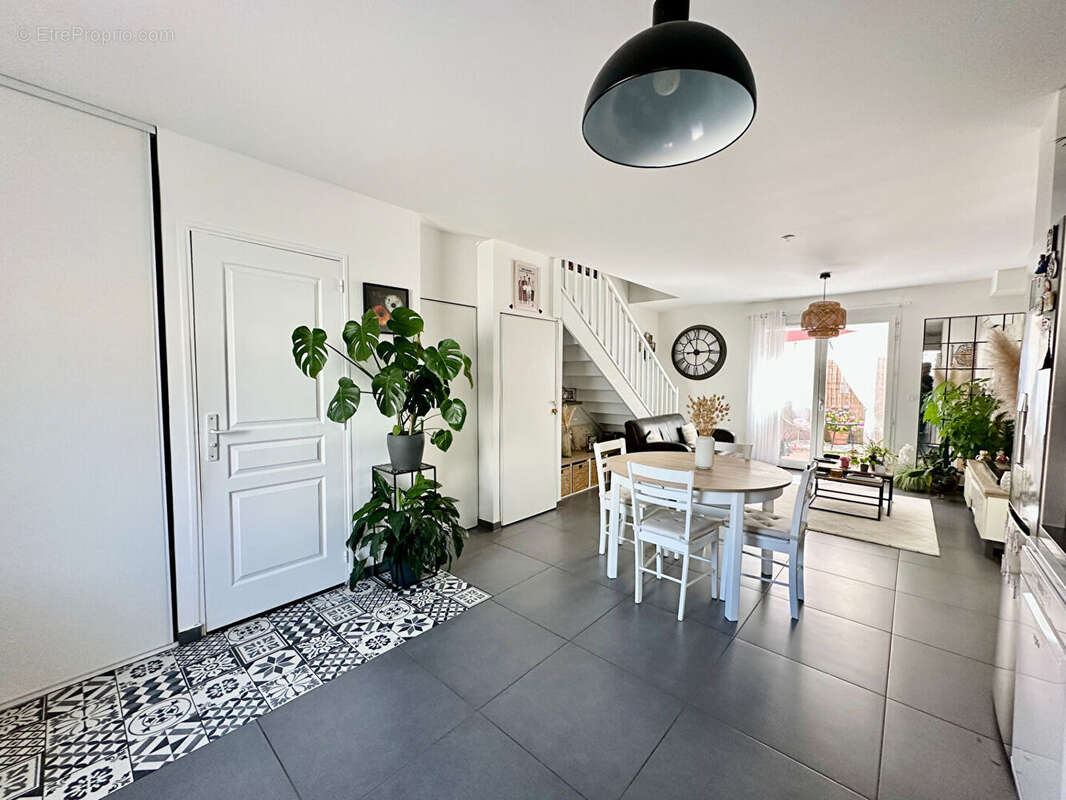 Appartement à LE REVEST-LES-EAUX