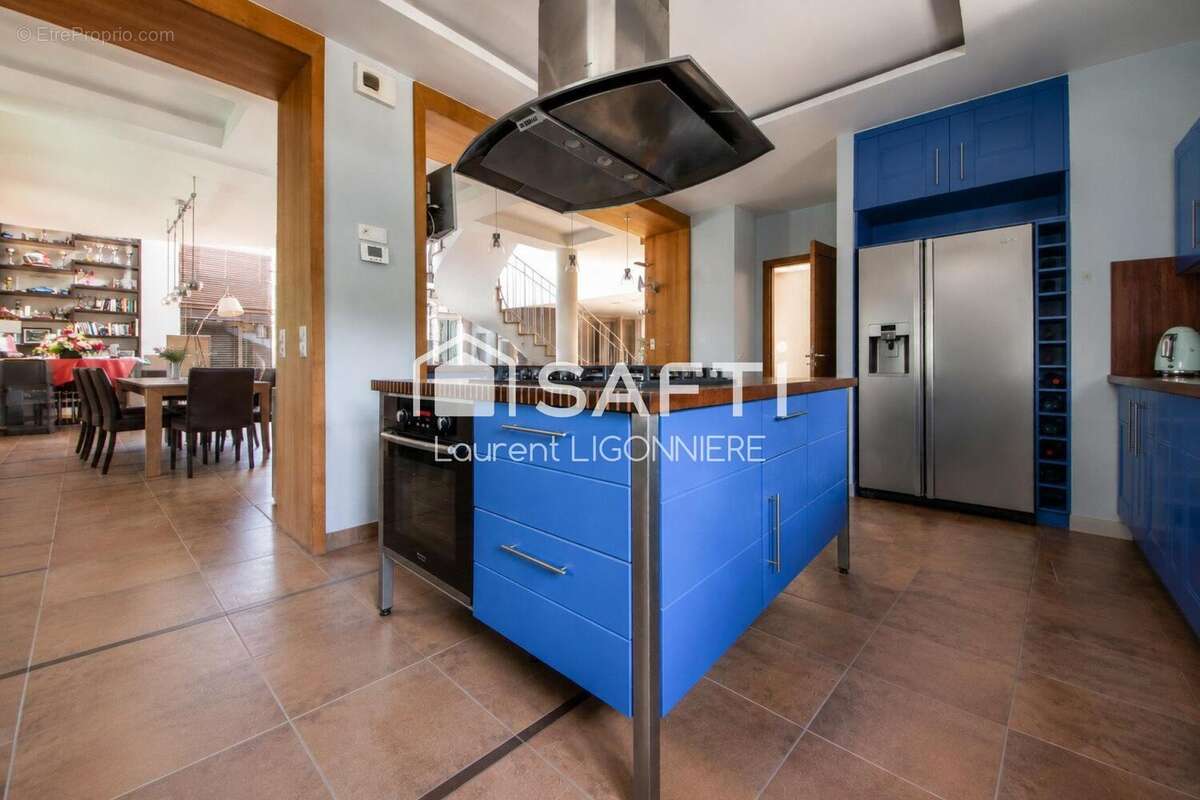 Maison 320 m² à La Queue-En-Brie  - photo 6