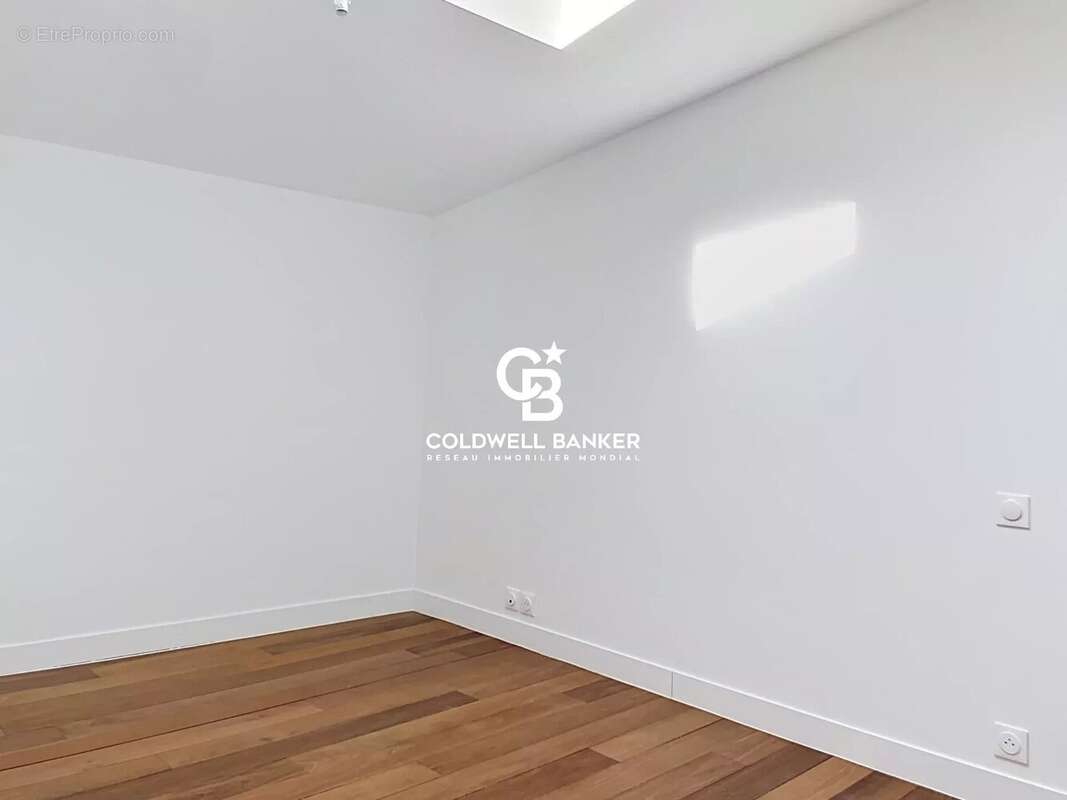 À deux pas du Vieux-Port, un appartement rénové aux volumes généreux - photo 17