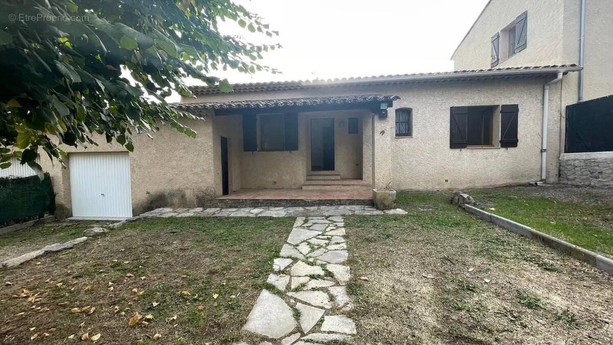 Maison à TOURRETTES