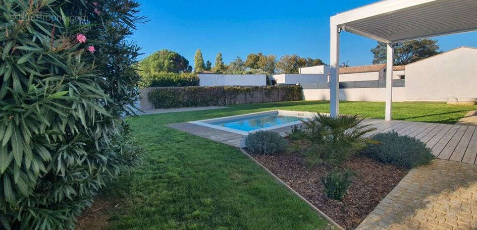 Maison à SAINT-LAURENT-DE-LA-PREE