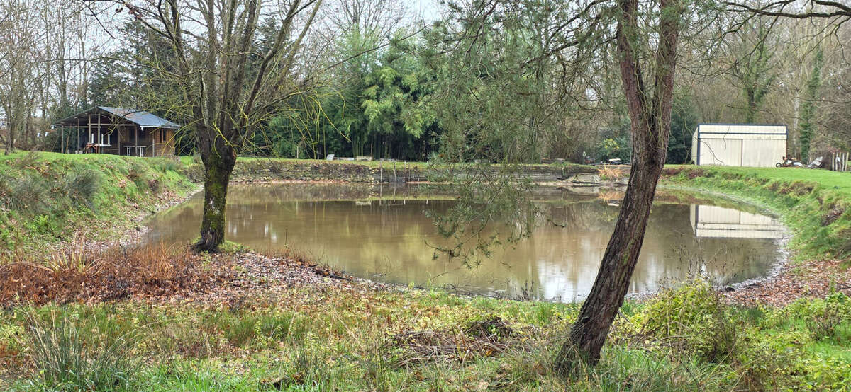 Terrain à TOURNON-SAINT-PIERRE