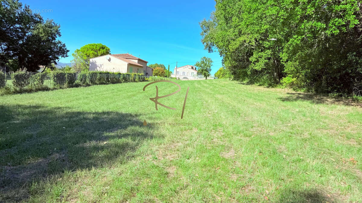 Terrain à SAINT-JEAN-DE-MARUEJOLS-ET-AVEJAN