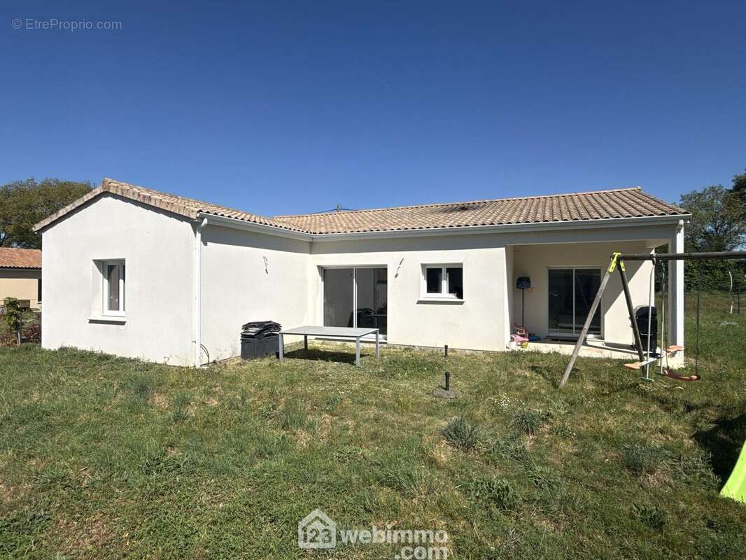 Une maison fonctionnelle, prête à habiter, à 15 mn de Poitiers. - Maison à LAVOUX