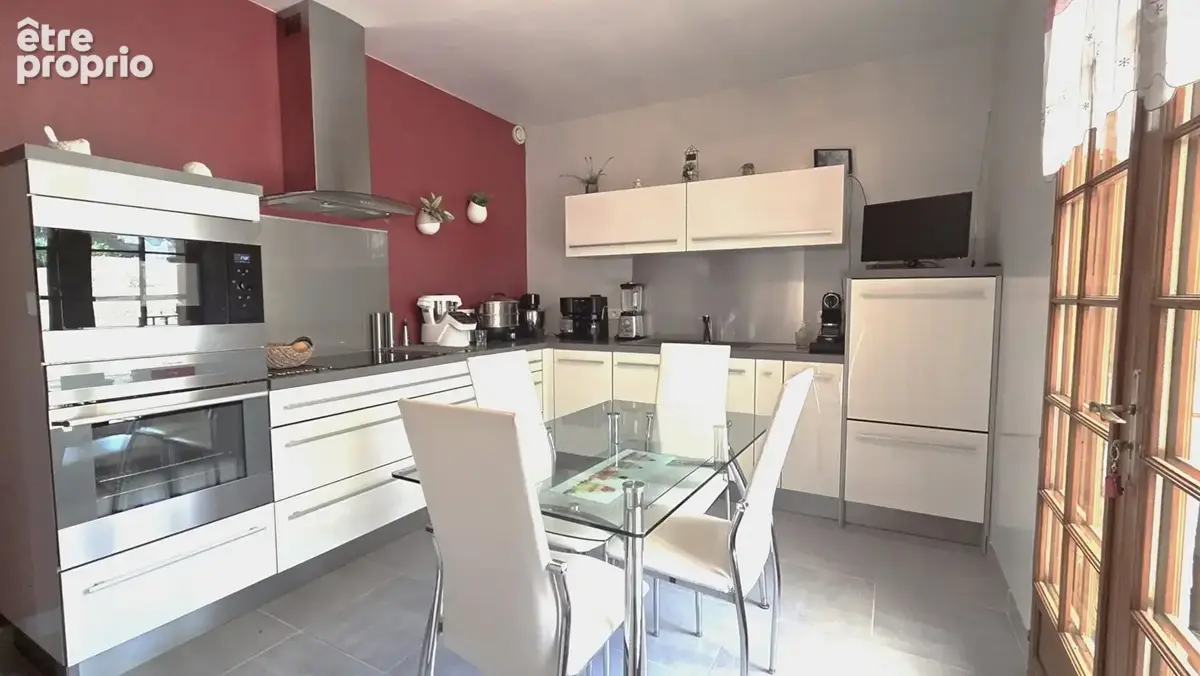 Charmante maison parfaitement entretenue en plein centre d'EPEIGNÉ LES BOIS - photo 3