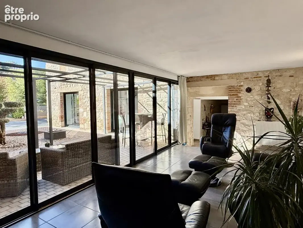 Magnifique maison en pierre entièrement rénovée, avec piscine et jardin arboré. - photo 17