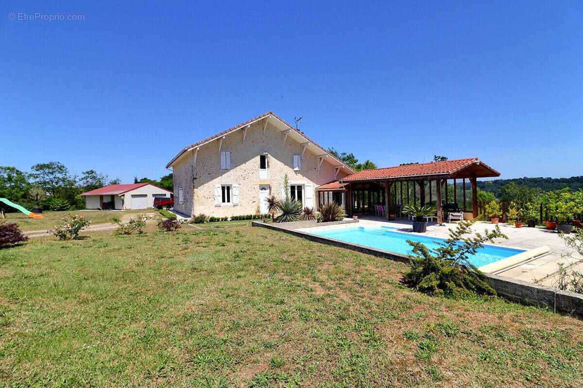 Maison à MONTSOUE
