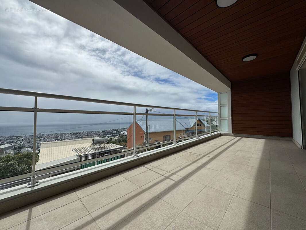 A VENDRE - Bellepierre - Appartement T4 neuf de 173 m2 de surface totale dans une copropriété de standing - photo 5