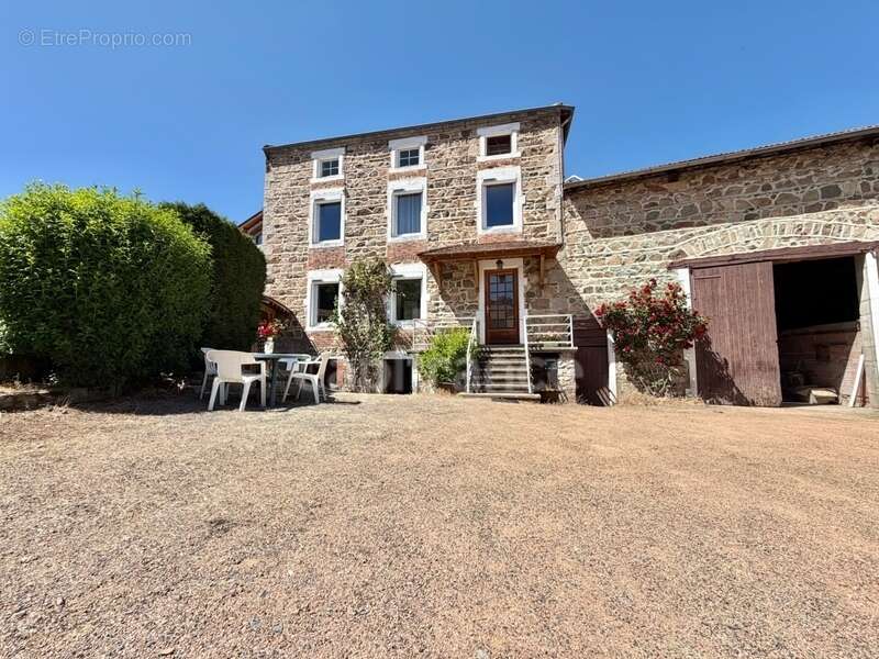 Maison de bourg de 100 m2, 3 chambres, terrain attenant de 371 m2 + 2450 m2 indépendant, 200 m2 de dépendances, caves, fibre opt - photo 16