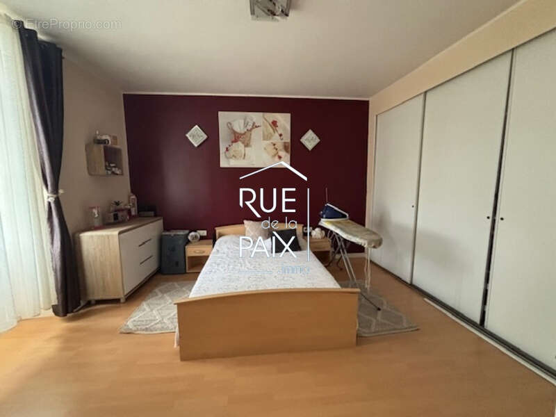 Maison à CHAMPDENIERS-SAINT-DENIS