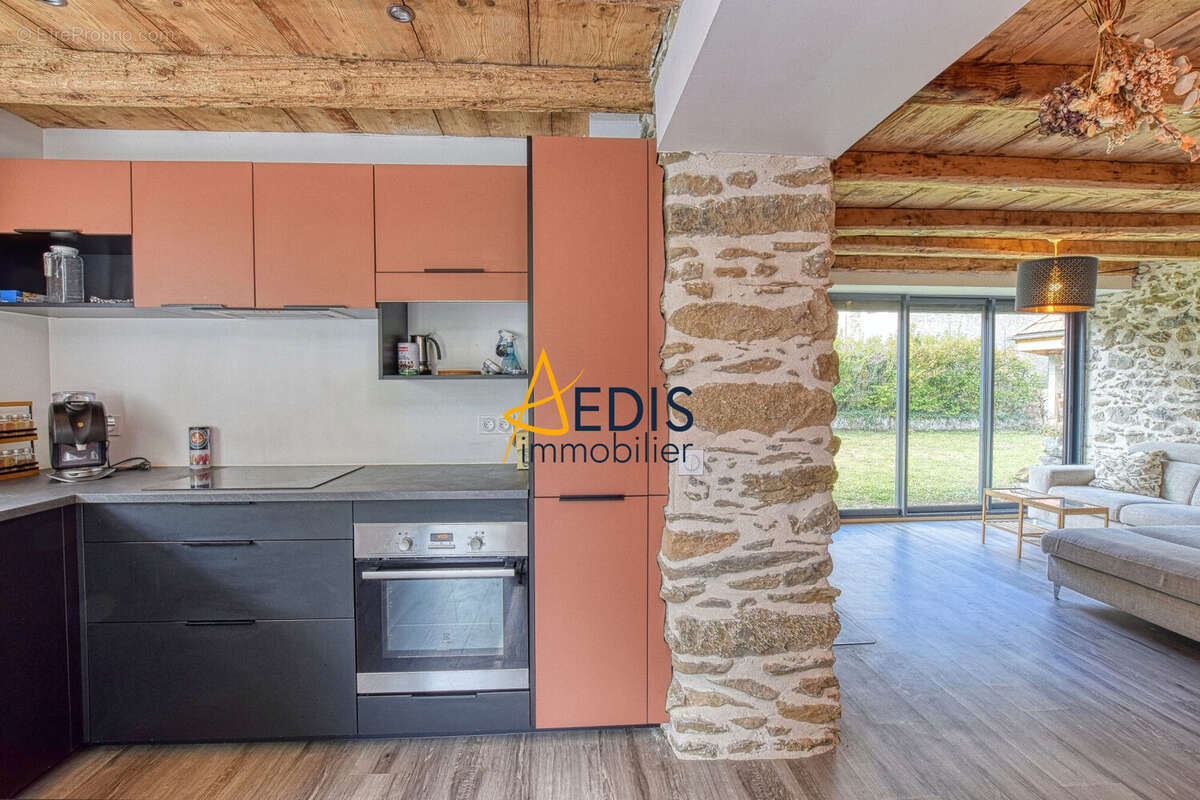 Cuisine maison - Maison à LA COMBE-DE-LANCEY