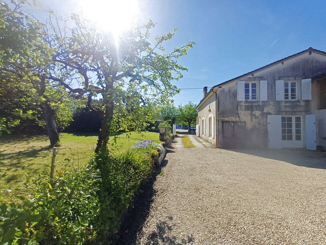 Maison à BAIGNES-SAINTE-RADEGONDE