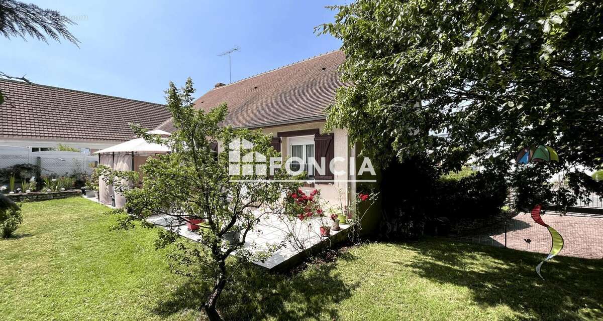 Maison à COURGENARD