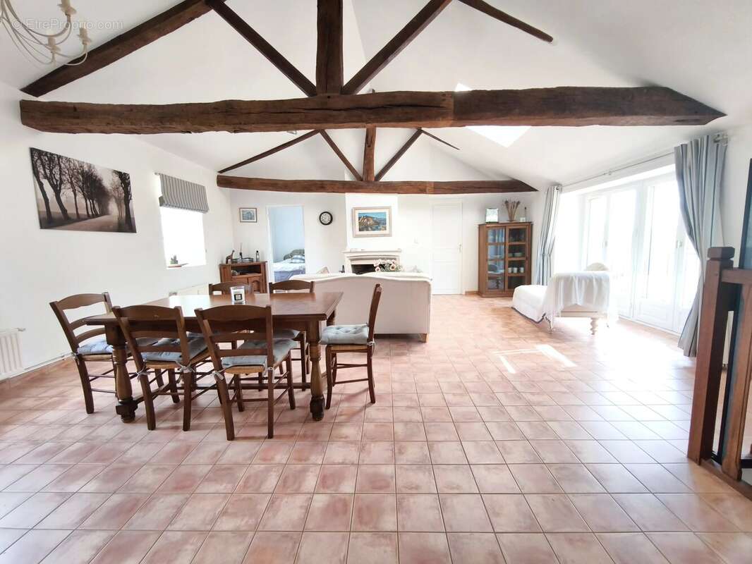 Charmant appartement en duplex de deux chambres au sein d'un magnifique domaine de château - photo 3