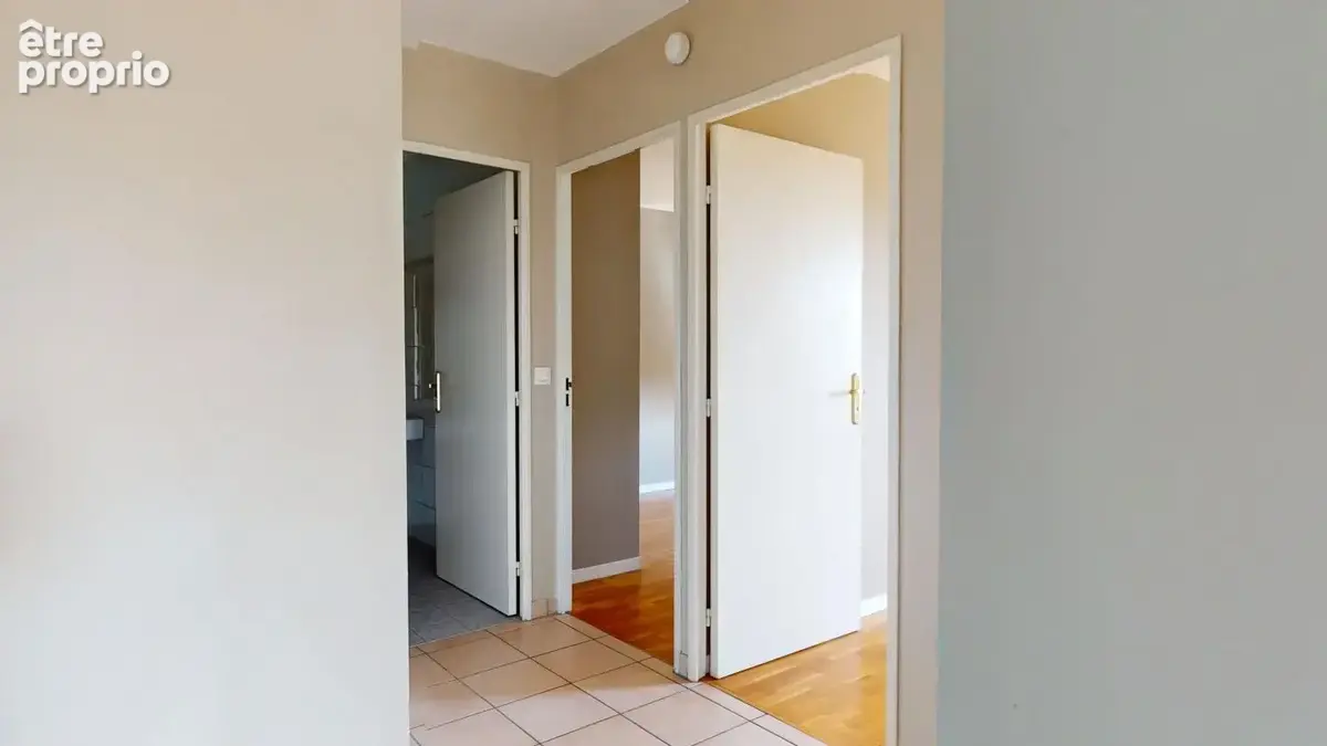 Rare T3 au coeur de Montchat avec balcon et garage ! - photo 5