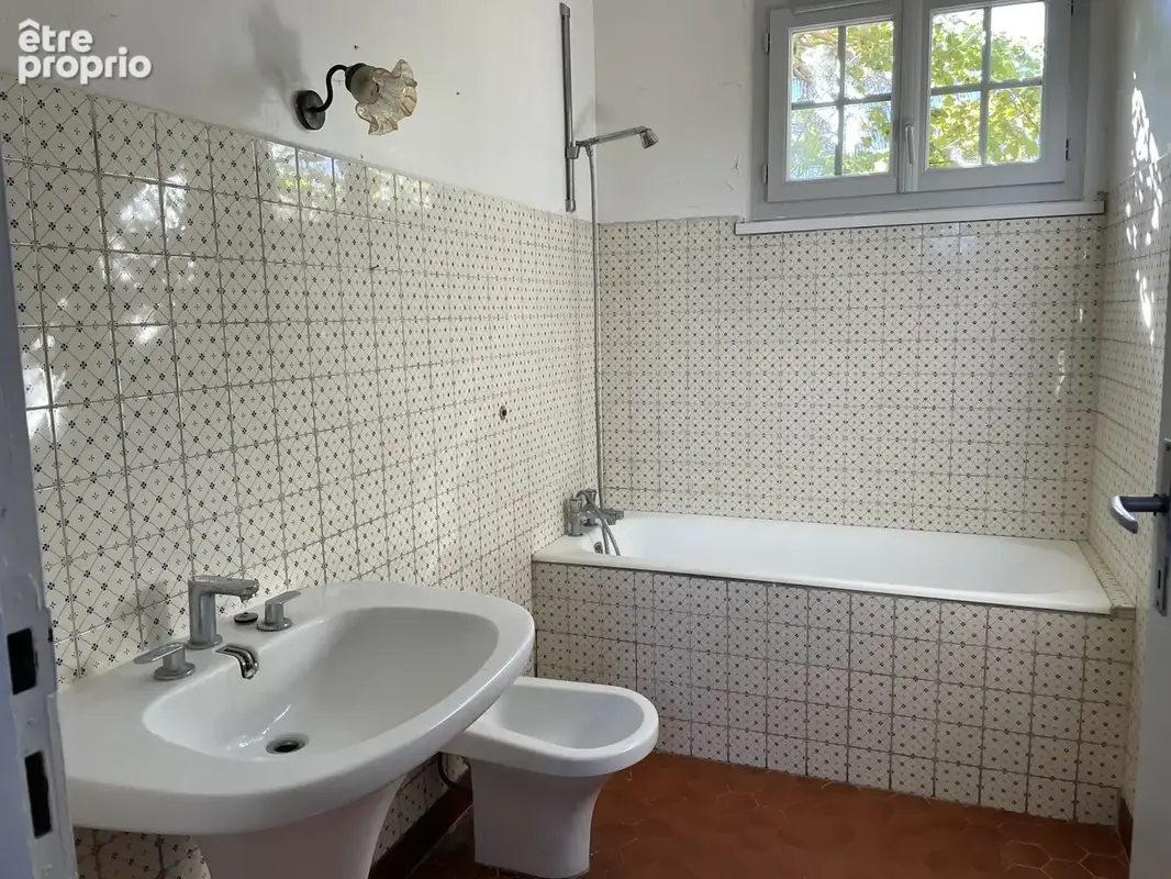 maison familiale avec 4 chambres et un bureau et dépendances - photo 11