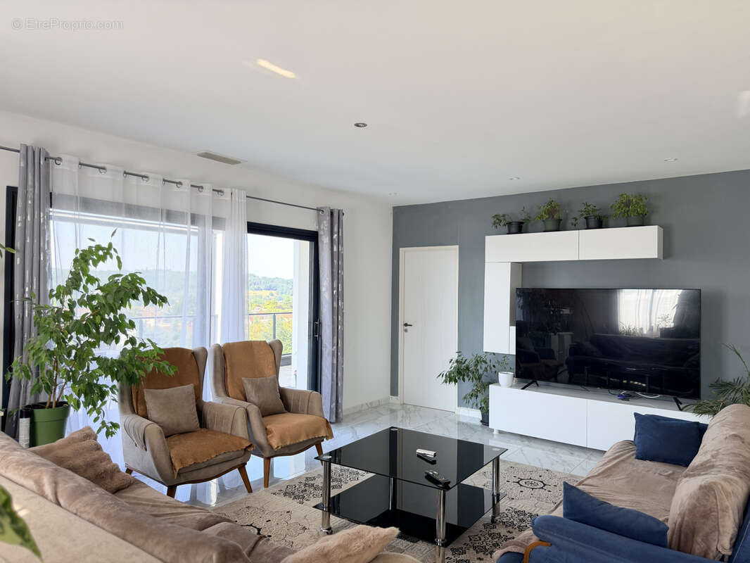 Maison 7 pièces de 164 m2 avec un grand garage et une piscine. - photo 3