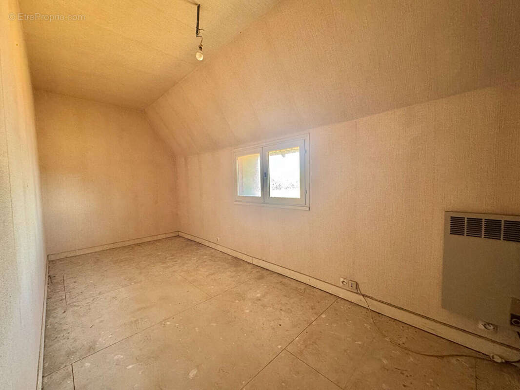 À VENDRE - Maison composée de deux logements indépendants avec terrain de 1300m2 environ - photo 14