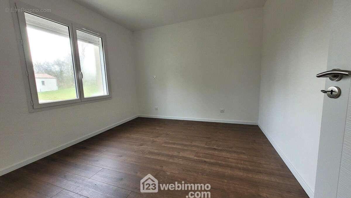 Une première chambre de 11m² - Maison à LA JONCHERE