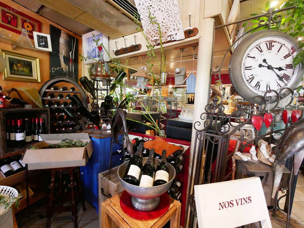 Commerce à POISY