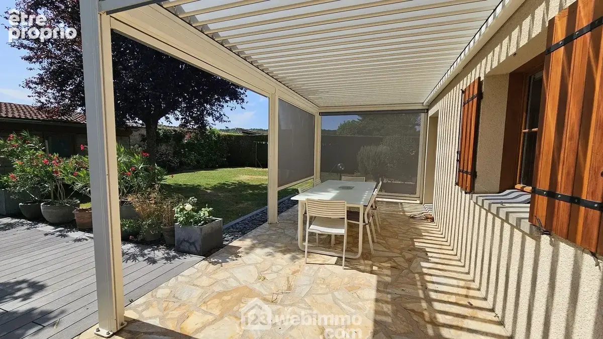 Voici cette belle terrasse de 40 m² avec sa pergola bioclimatique.