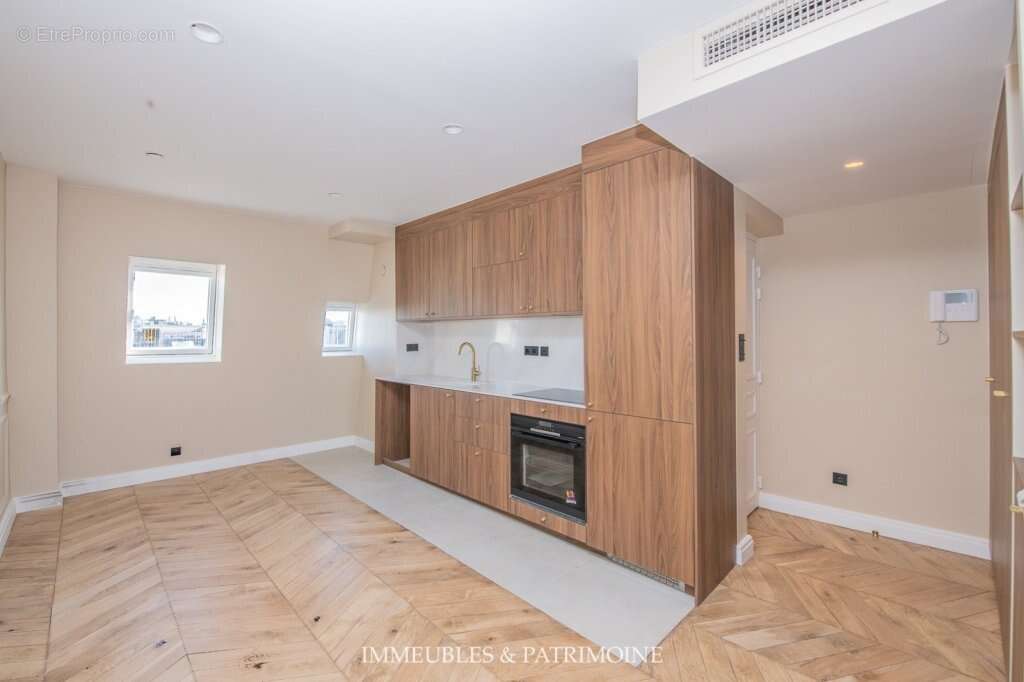 Appartement à PARIS-8E