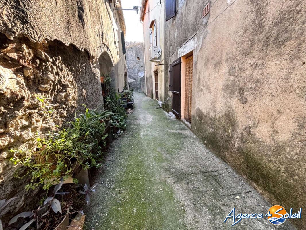 Maison à OPOUL-PERILLOS