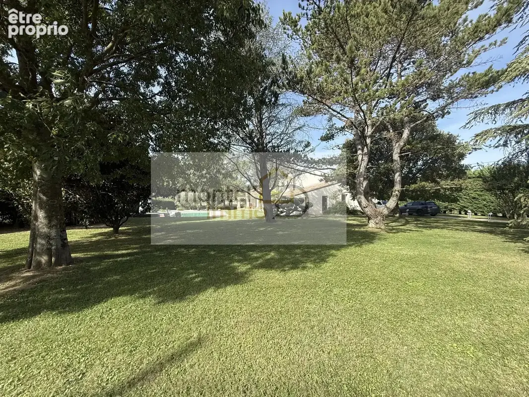 Maison familiale rénovée 200 mètres carrés, 5 chambres dont 2 suites, piscine et grand terrain de 3500 mètres carrés à 10 minute - photo 17