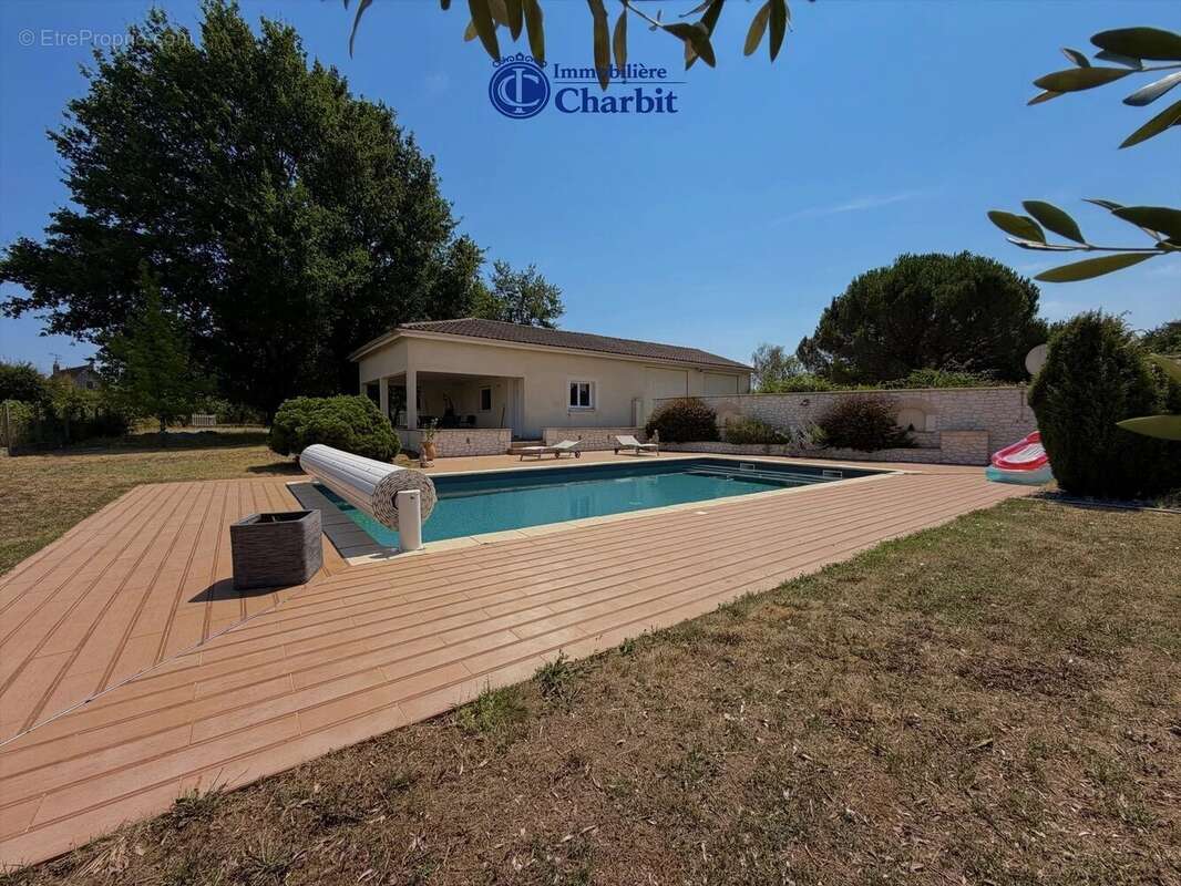 Maison avec piscine et double garage - photo 20