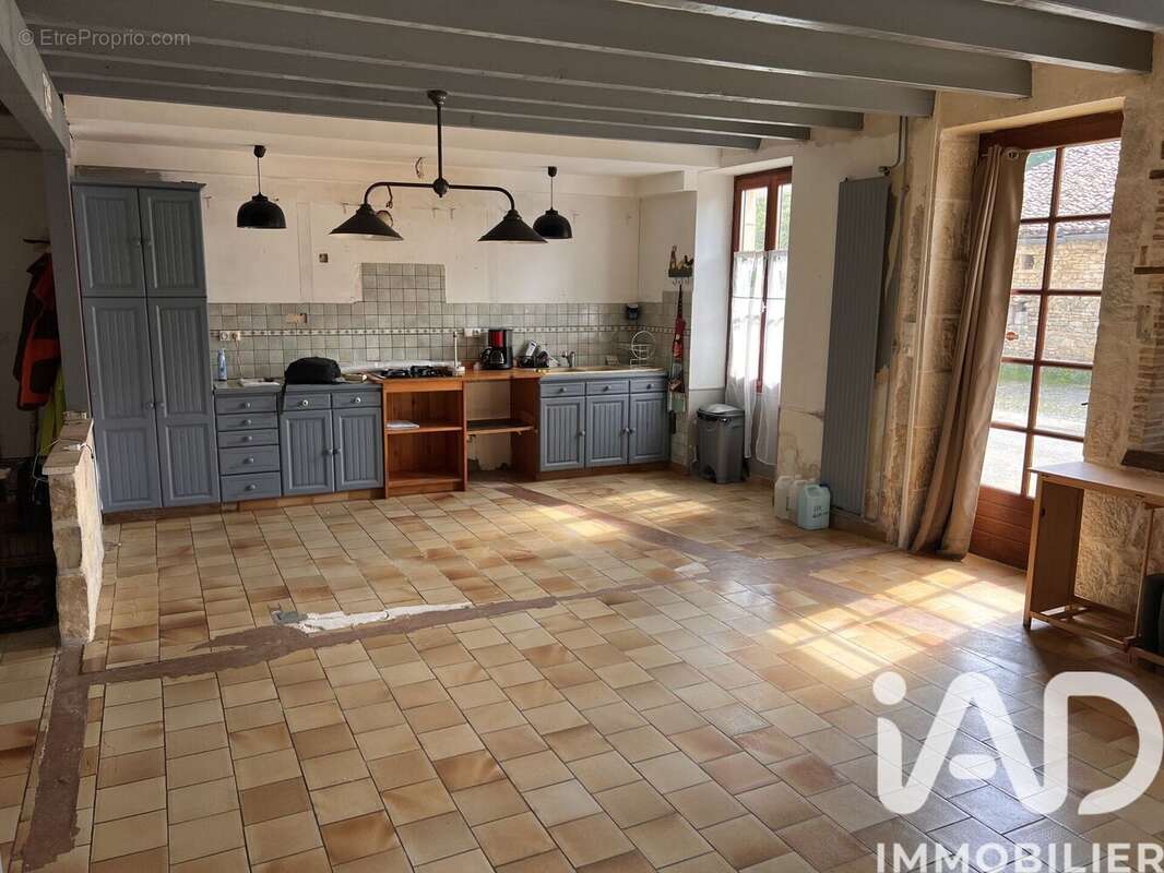 Maison 210 m² à Le Grand-Madieu  - photo 2