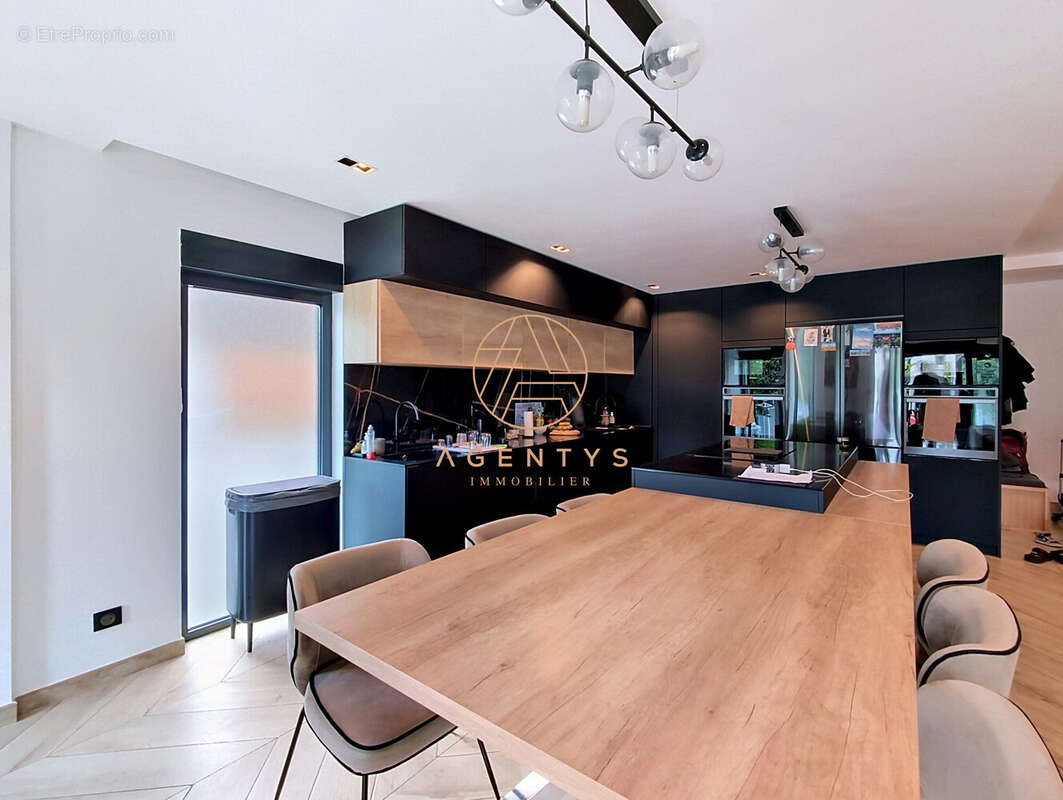 Maison 157 m² à Saint-Maur-Des-Fosses  - photo 4