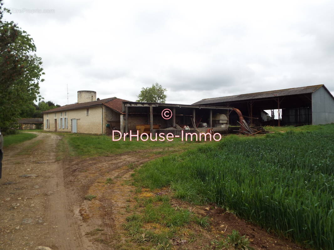 Terrain à SAINT-GENIS-DE-SAINTONGE