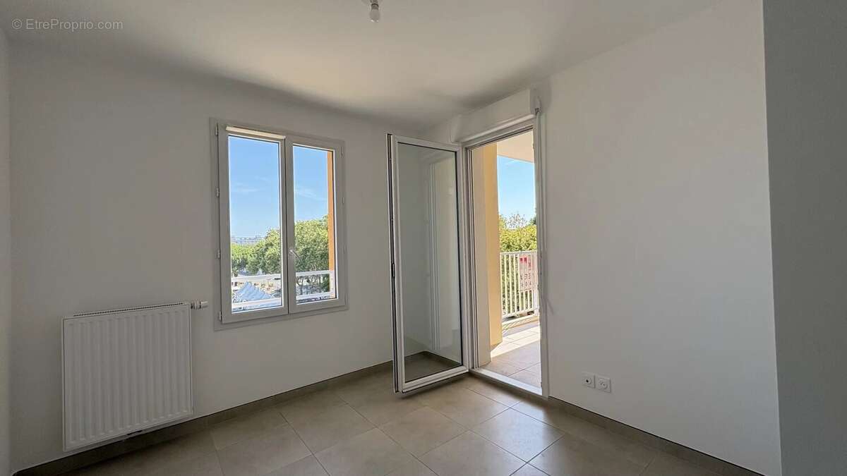 Appartement Type 3  Etat Neuf avec vue mer et port – Terrasse, parking, résidence sécurisée – Port-de-Bouc - photo 13