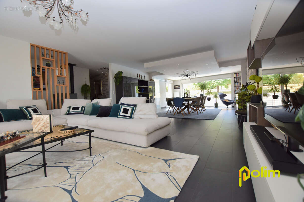 Villa d’exception de 213 m2 avec piscine chauffée et vaste terrain proche accès A31. - photo 6