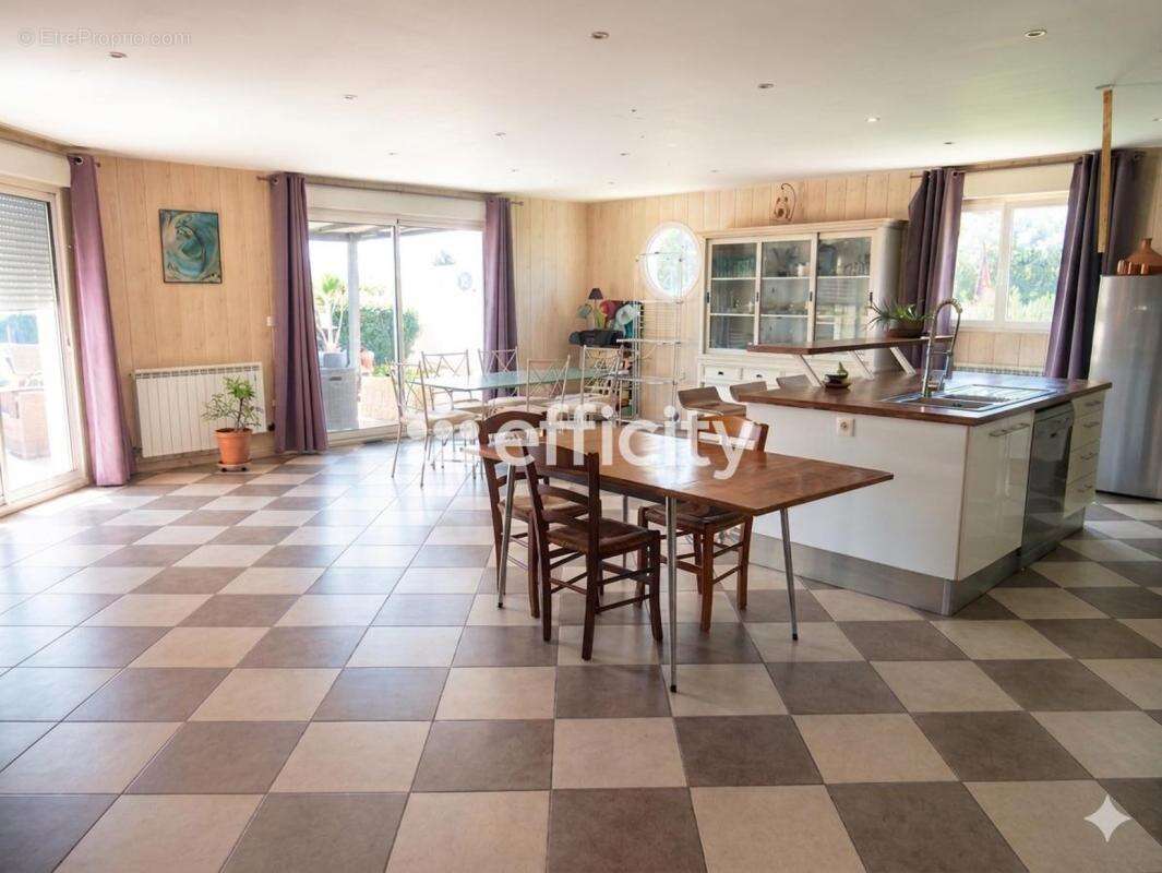 Maison 160 m² à Saint-Georges-Des-Coteaux  - photo 3