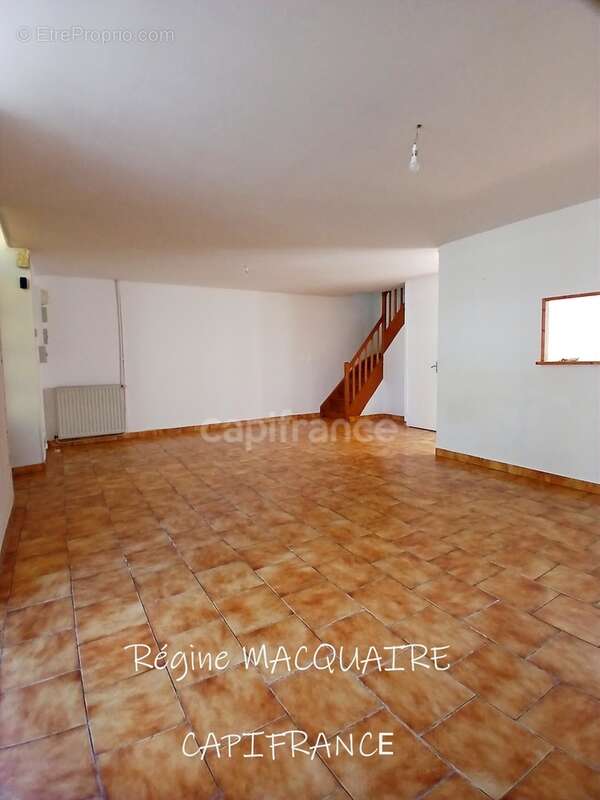 Maison à vendre 4 pièces SOURDEVAL (50) : 3 chambres, garage et extérieur privatif - photo 5