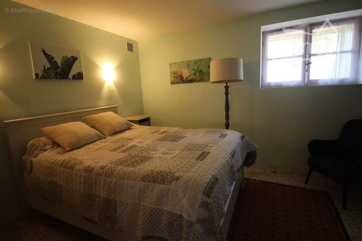 A vendre une maison de 150m² habitables avec un un jardin et une source - photo 5
