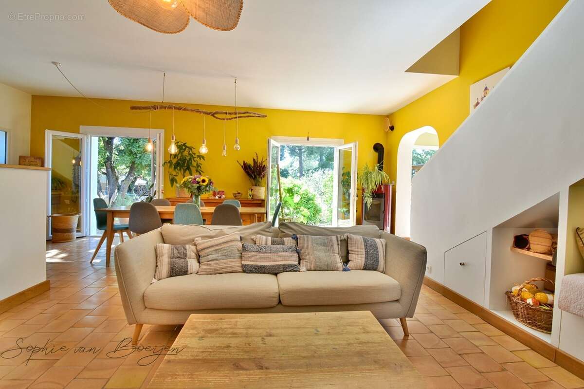 Maison à vendre 10 pièces EGUILLES (13), maison avec dépendances de 215 m², sur 3 230 m² avec piscine - photo 5