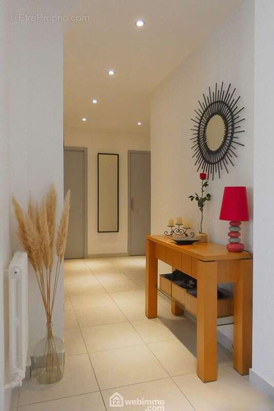 Nous vous présentons cet élégant appartement, situé au 2ème étage avec ascenseur, au sein d?une copropriété sécurisée. - Appartement à UGINE