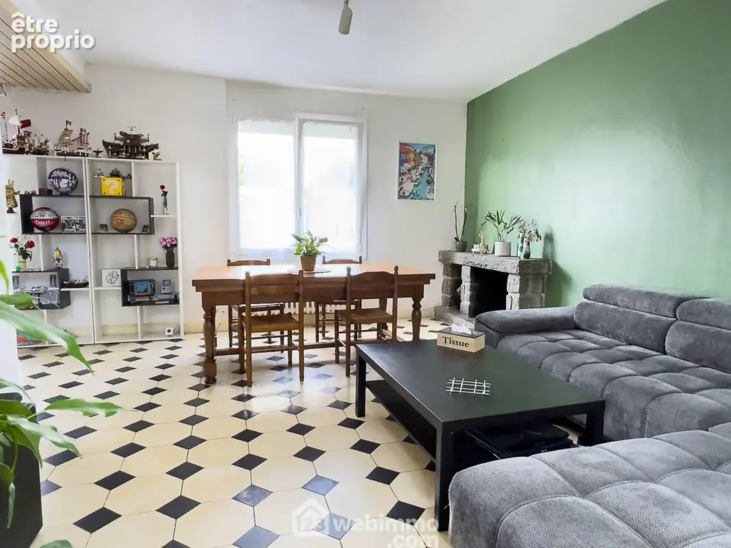 Le salon séjour de 30.50m² s'ouvre...